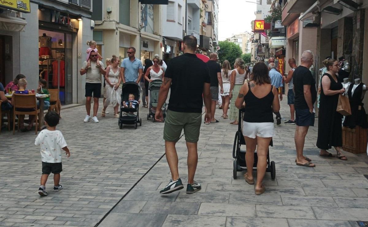 Ambient comercial al centre de Roses, aquest estiu