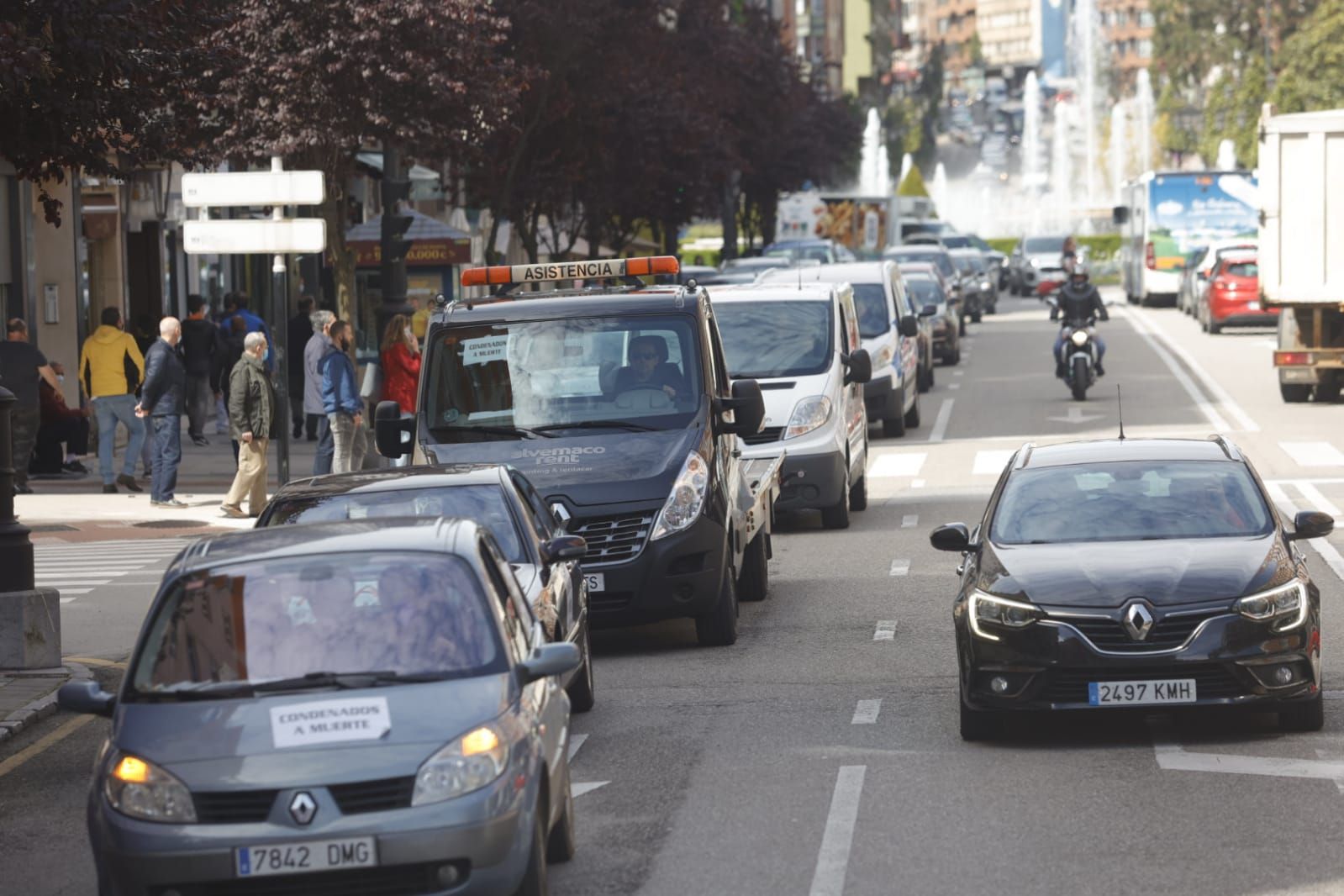 Caravana-manifestación frente a la Delegación del Gobierno para pedir una solución al "argayón" de Salas