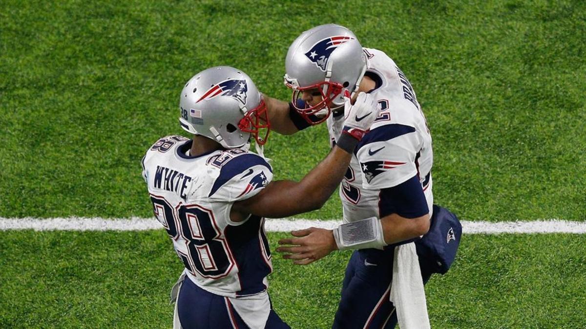 White y Brady se felicitan después del toudhdown de White en los instantes finales del partido