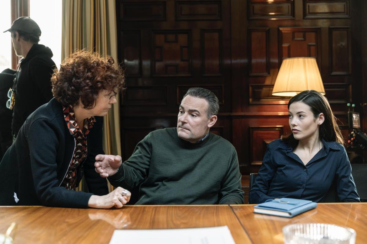 La directora Icíar Bollaín da instrucciones a los protagonistas de 'Soy Nevenka', Urko Olazábal y Mireia Oriol.