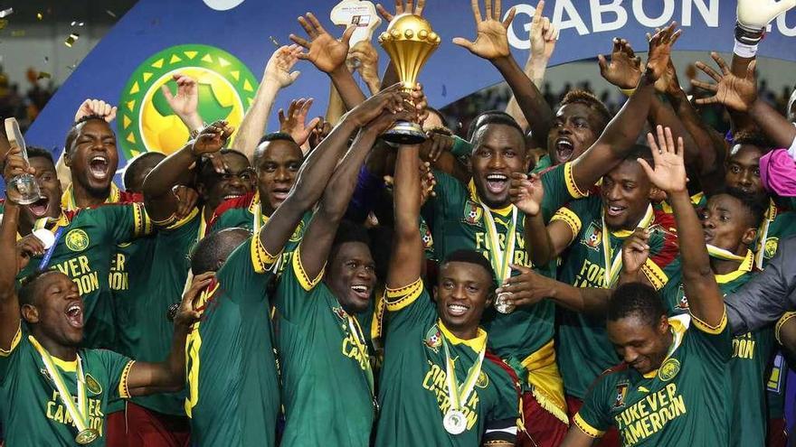Los cameruneses posan con el trofeo que conquistaron tras imponerse en la final.