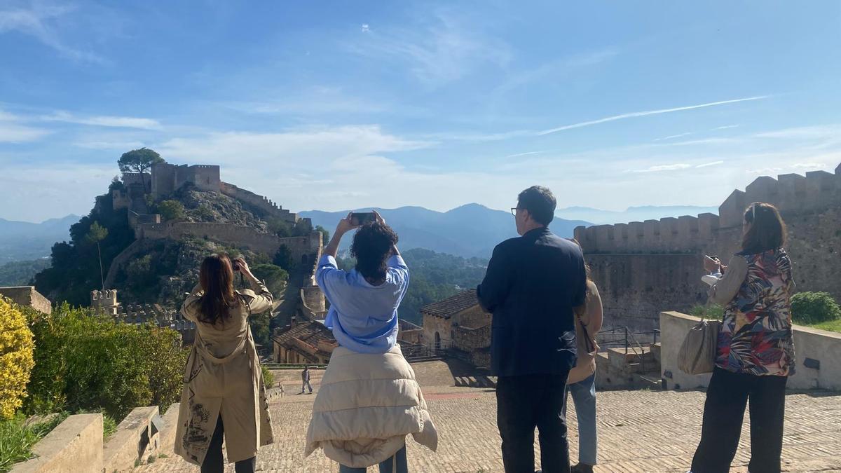 Productores de la industria audiovisual en la visita al Castell de Xàtiva en busca de escenarios de rodaje.