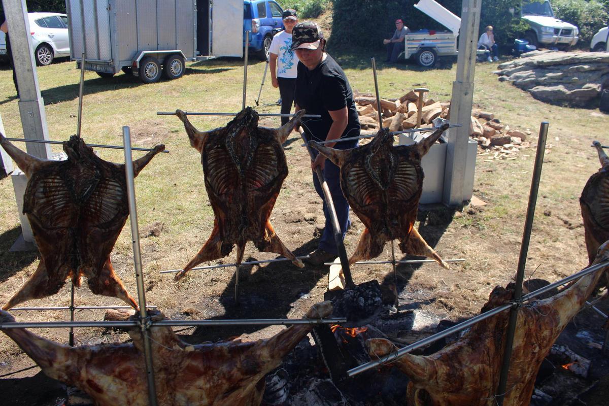 Asando corderos en el "prau" Llagüezos este pasado fin de semana.