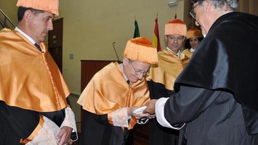 El profesor Hewings, investido doctor honoris causa por la Uex