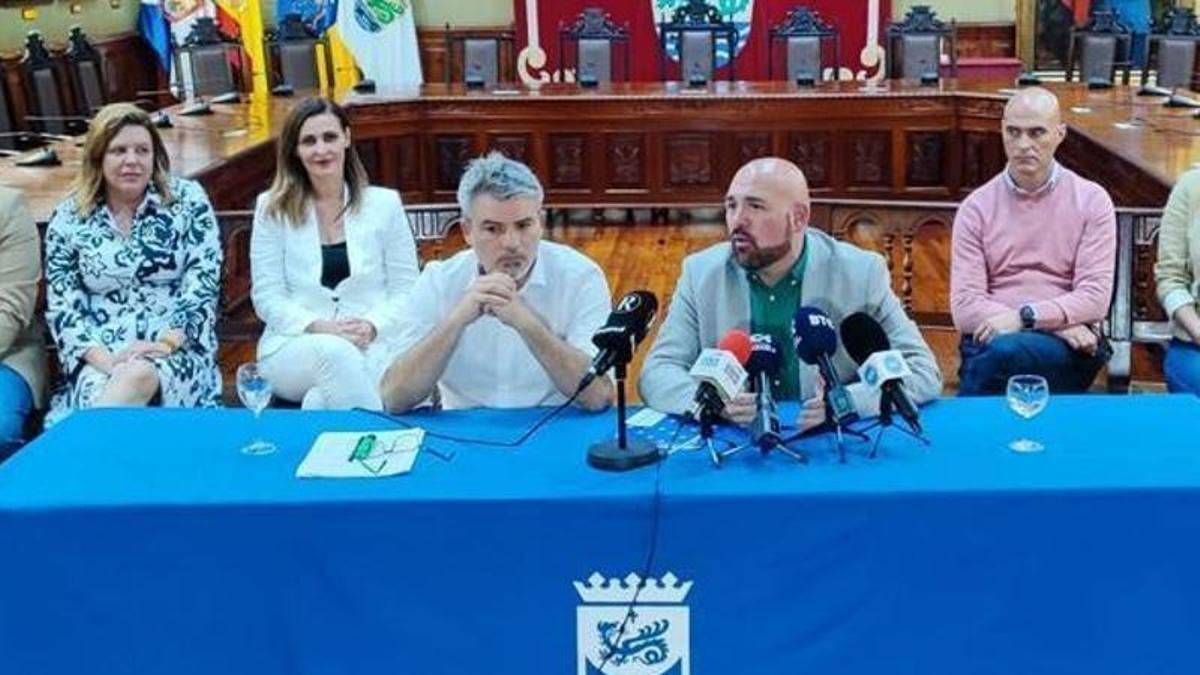 Rueda de prensa del Gobierno portuense anterior, con David Hernández (ACP) y Marco González (PSOE) en primer término