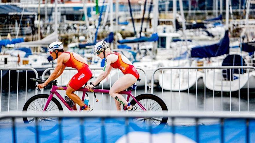 Susana Rodríguez con su guía, Sara Loehr, en una competición