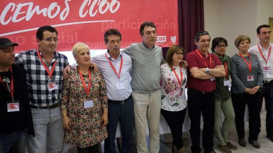 Manuel Prieto y Ángel Hernández, en el centro, ayer al término del Congreso Provincial.