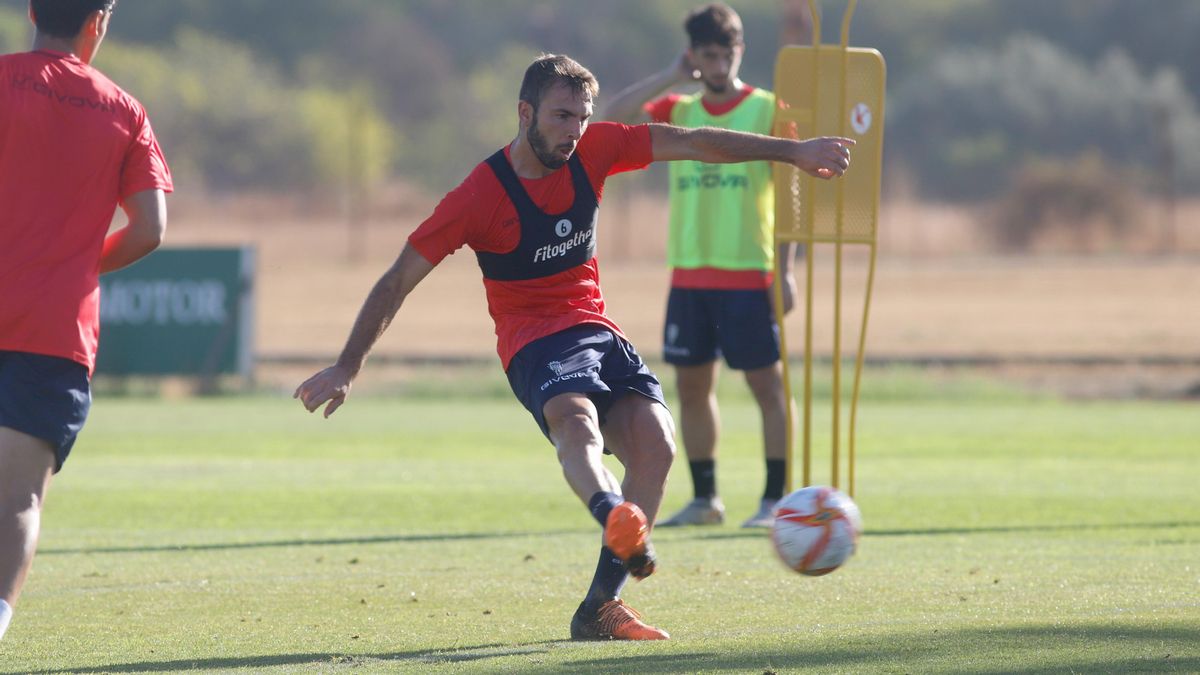 Ramón Bueno, en un entrenamiento del Córdoba CF.