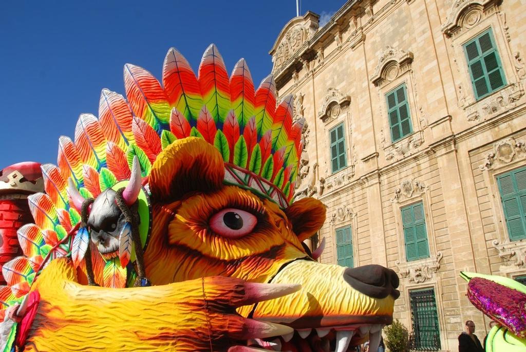 Llega el carnaval de Malta envuelto en los colores más vivos y las carrozas más llamativas