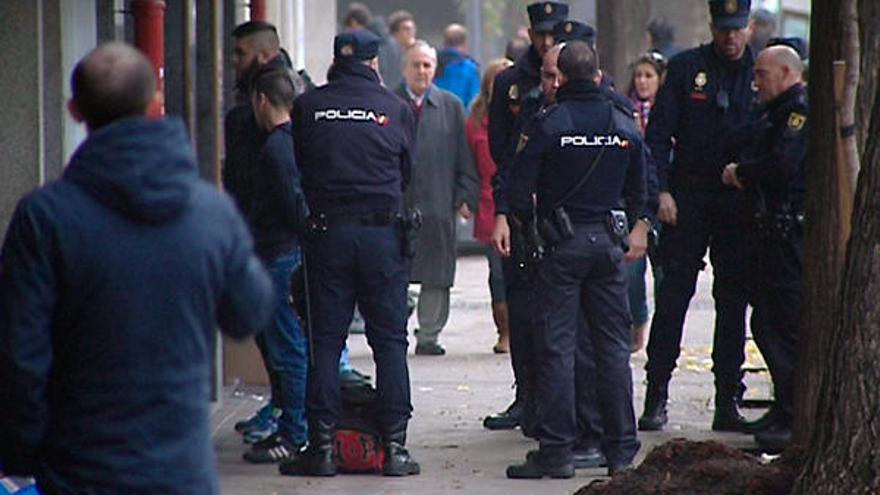 Policías, con detenidos tras la pelea de hinchas radicales del Atlético y el Deportivo en Madrid. / LOC