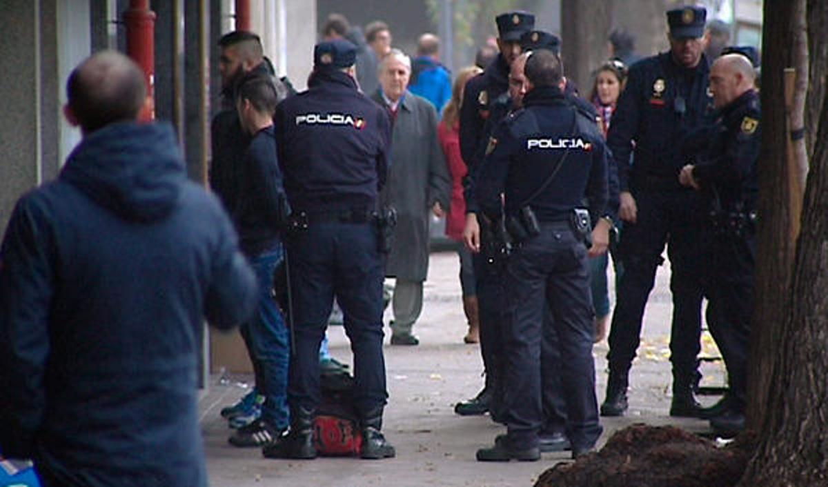 Policías, con detenidos tras la pelea de hinchas radicales del Atlético y el Deportivo en Madrid. / LOC