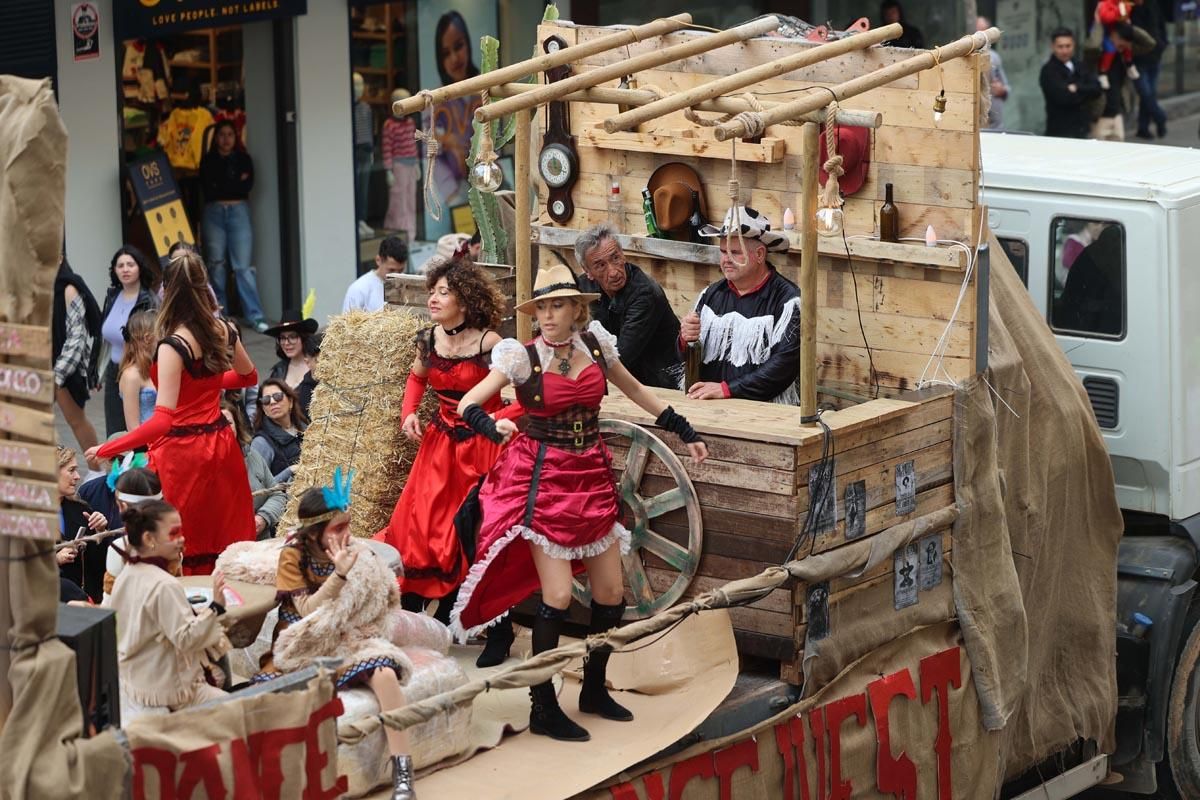 Búscate en las imágenes de la rúa de Carnaval de Ibiza