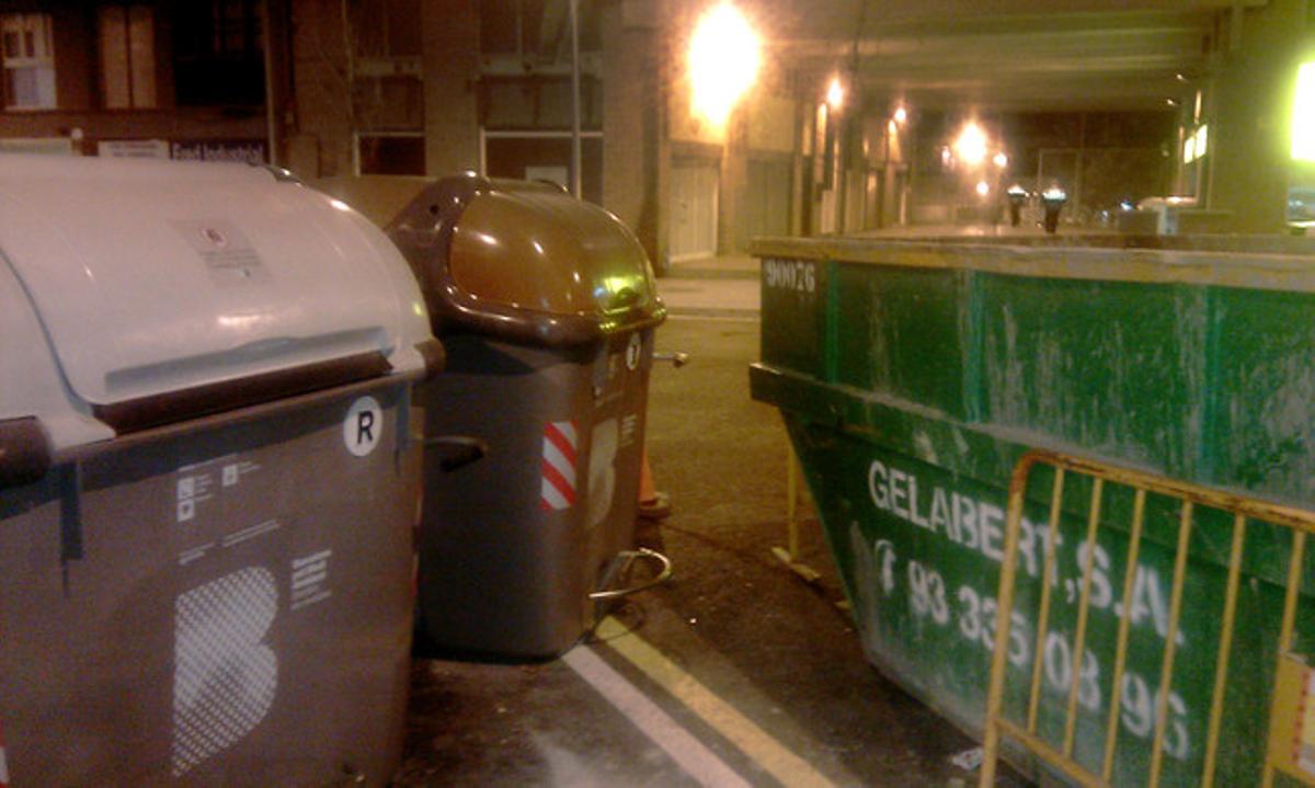 Un contenidor de residus mal posat.A la cruïlla dels carrers de Mallorca i Trinxant, a Barcelona, algú va col·locar aquest contenidor de residus industrials (dreta), que impedeix el bon ús dels d’escombraries orgàniques, malgrat que hi havia prou espai per posar-lo de forma que no molestés els veïns. El dipòsit en qüestió -del qual vaig fer aquesta fotografia dijous passat- sospito que pertany a les obres de l’AVE, ja que es troba al costat d’una de les boques del túnel.