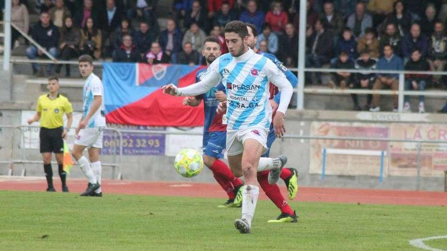 El delantero vigués de la UD Ourense Marquitos conduce la pelota, ayer en el campo de Calabagueiros. // Yedra Seara