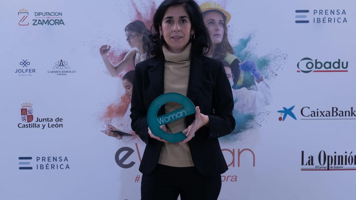 Paula Echenique posa con el premio eWoman. | Jose Luis Fernández