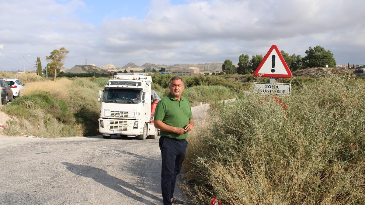 El edil de Desarrollo Rural y Pedanías, Ángel Ramón Meca, en la zona donde se están dando los problemas de vegetación.