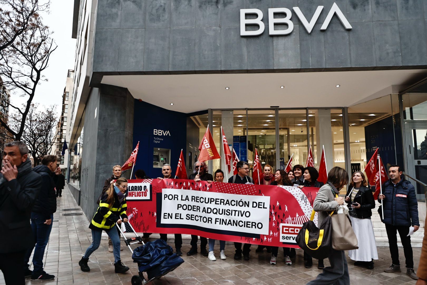 Los empleados de banca protestan ante la sedes de las entidades en València para reclamar una subida de sueldo