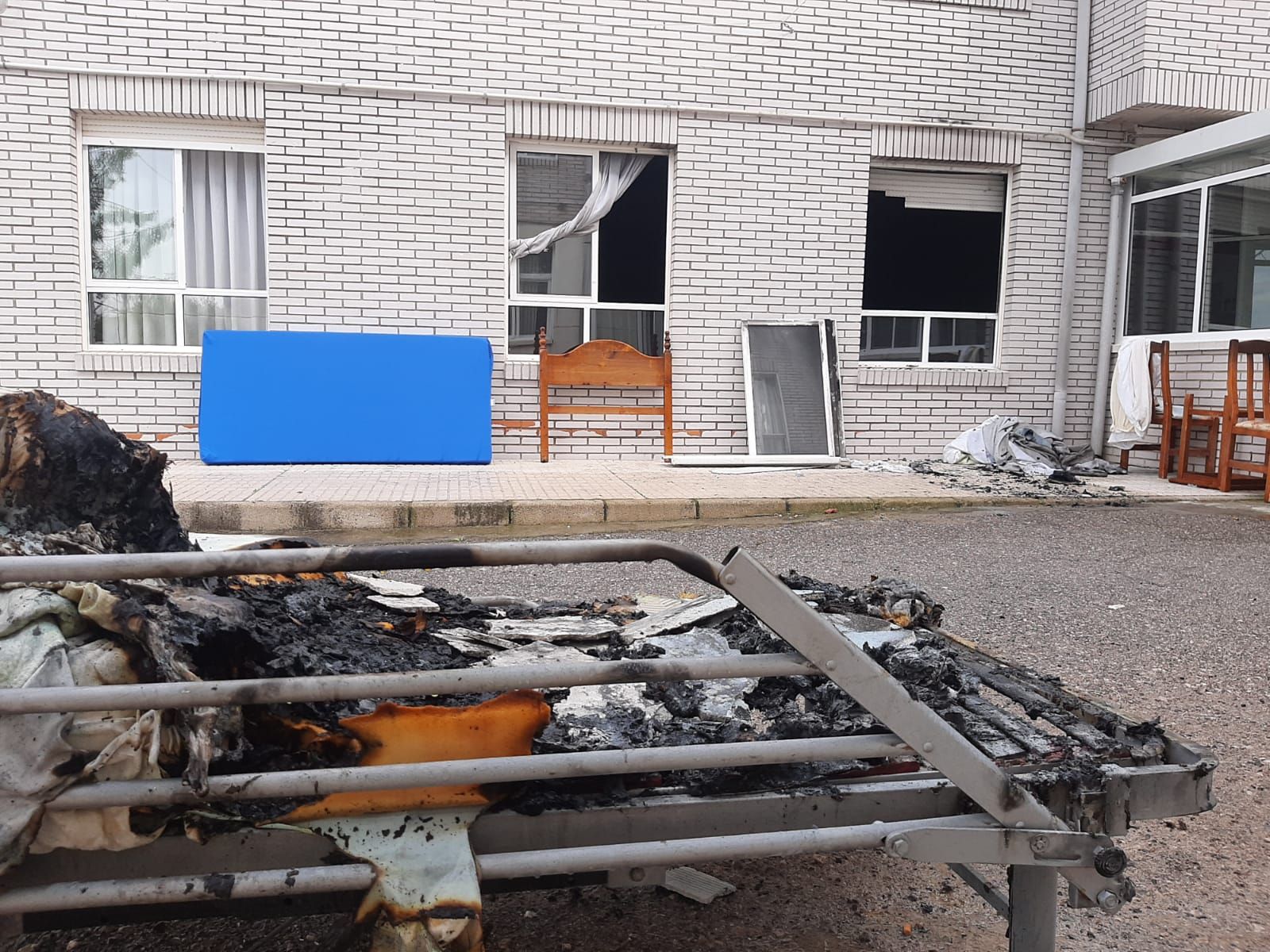 Así fue el incendio de madrugada en una residencia en Siero