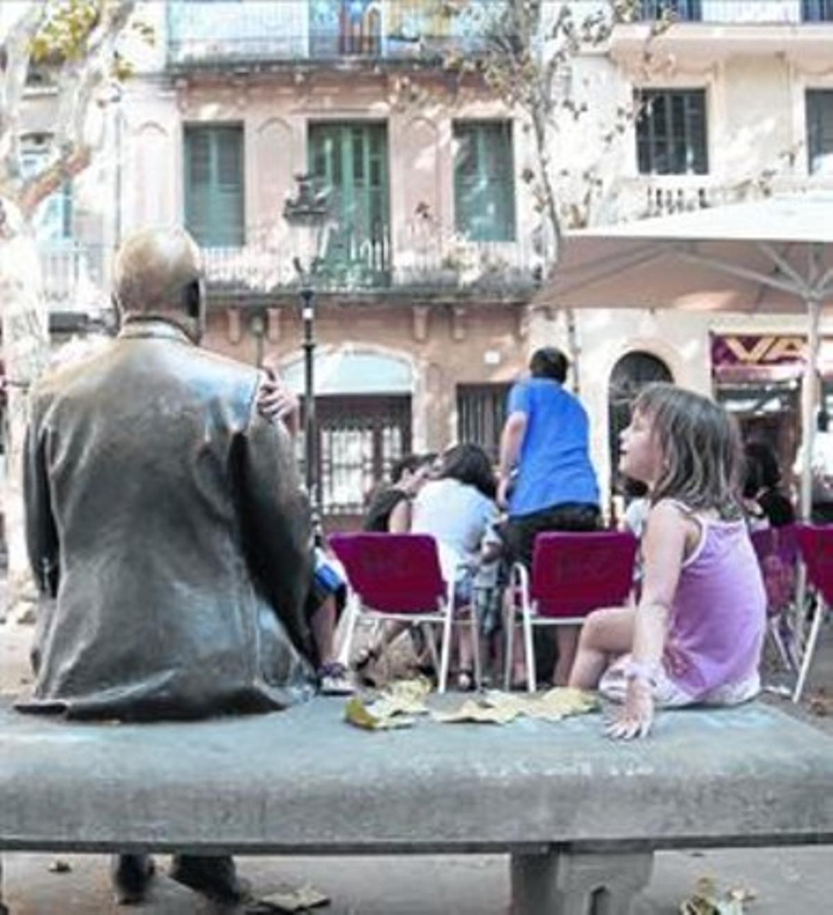 Escultura 8 Una nena mira l’escultura de Rovira i Trias a la seva plaça.