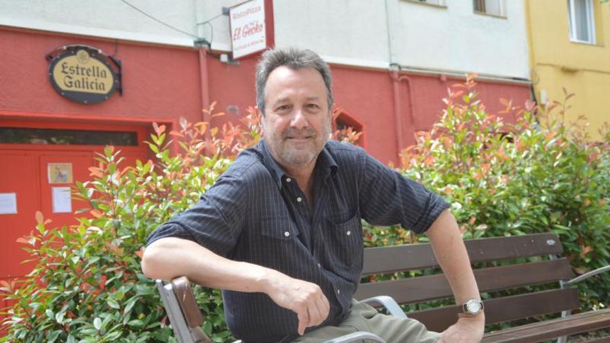 Roberto Capelli assegut a la plaça Carles Cusí de Sant Climent Sescebes, on té dos negocis | SANTI COLL