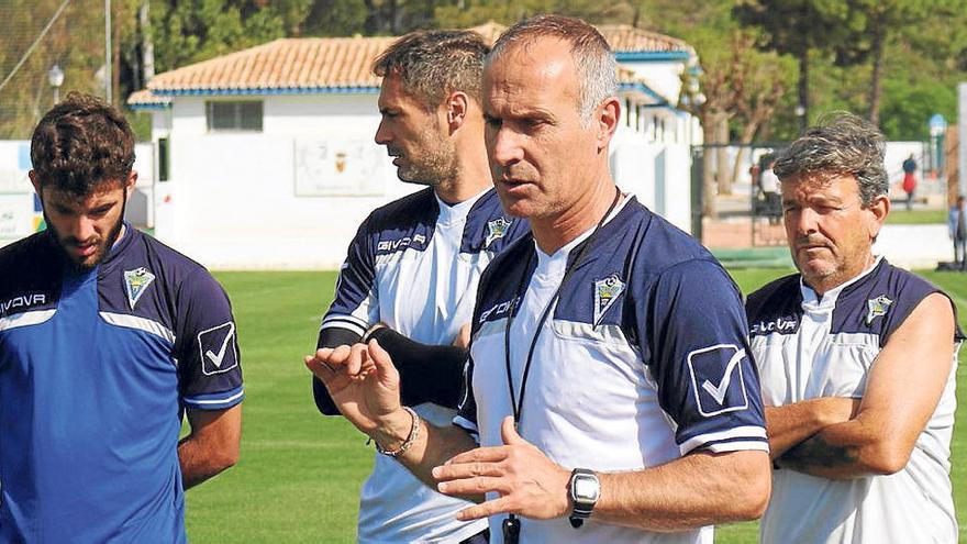 Fael, nuevo técnico del Marbella, durante un entrenamiento de esta semana.