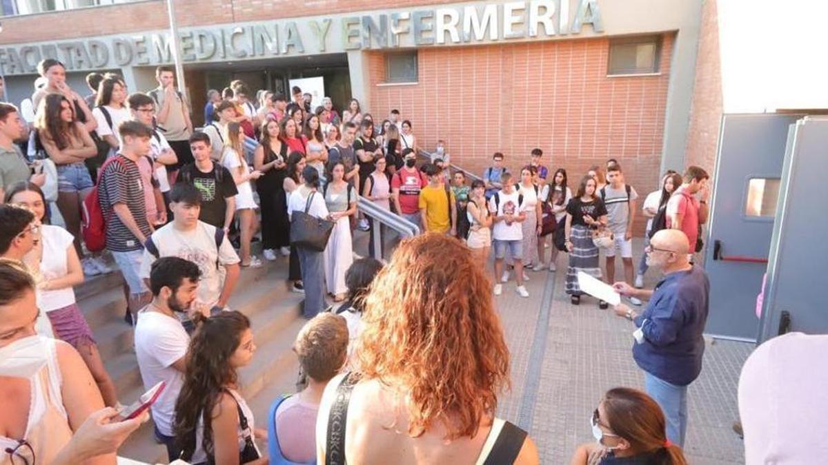 Alumnos, durante el examen de Selectividad del pasado año, en la Facultad de Medicina y Enfermería.