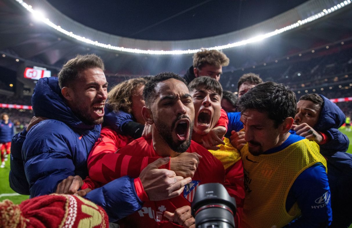 Los jugadores del Atlético celebran el gol final de Hermoso que le dio el triunfo.