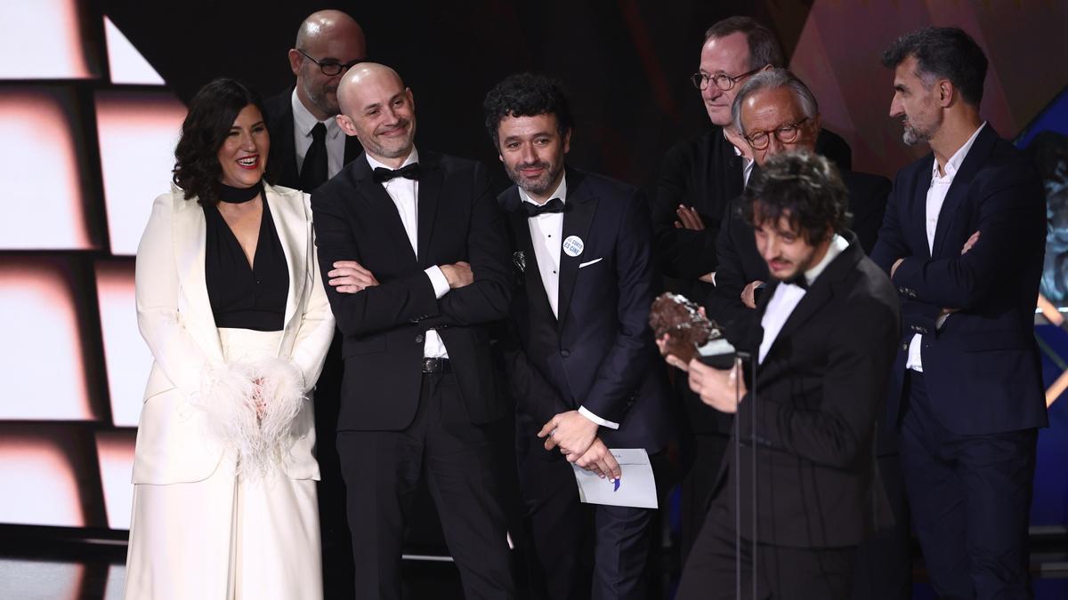 Los productores de 'As bestas' y su director Rodrigo Sorogoyen (c) reciben el Goya a mejor película, en la 37 edición de los Premios Goya