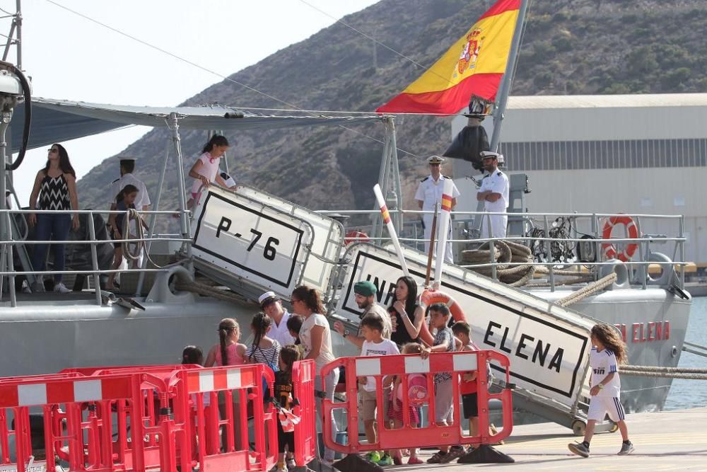 Puertas abiertas del buque Infanta Elena y exposiciones por el Día de las FF AA en Cartagena