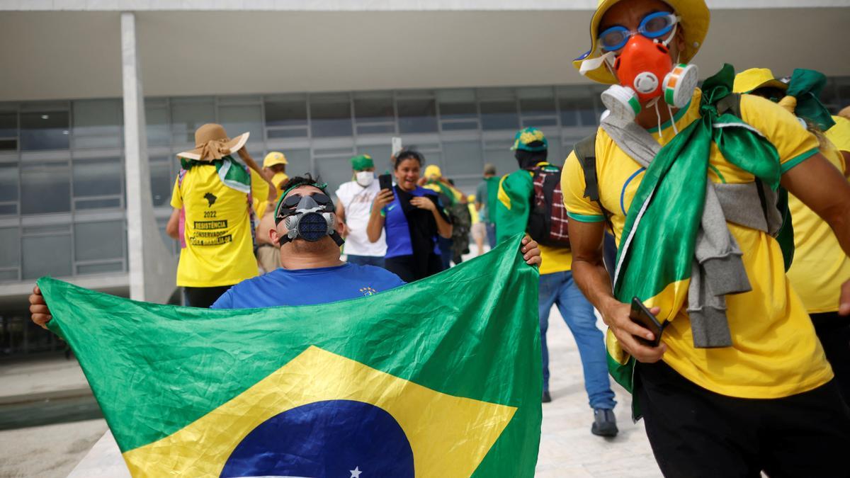 Miles de seguidores de Bolsonaro asaltan las instituciones del país.