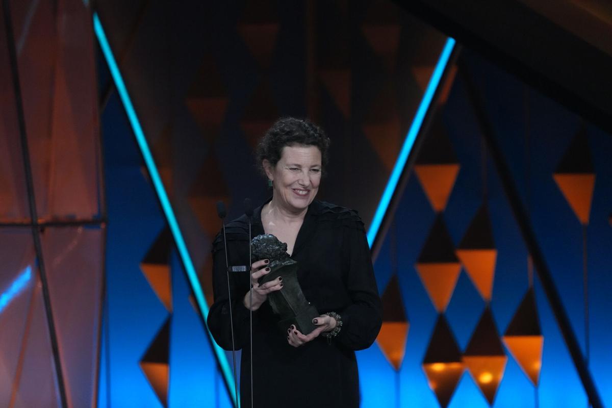 La diseñadora de vestuario Helena Sanchís recoge el Goya al mejor diseño de vestuario por 'La cena' durante la 40º edición de los Premios Goya. La diseñadora de vestuario Helena Sanchís recoge el Goya al mejor diseño de vestuario por 'La cena' durante la 40º edición de los Premios Goya.