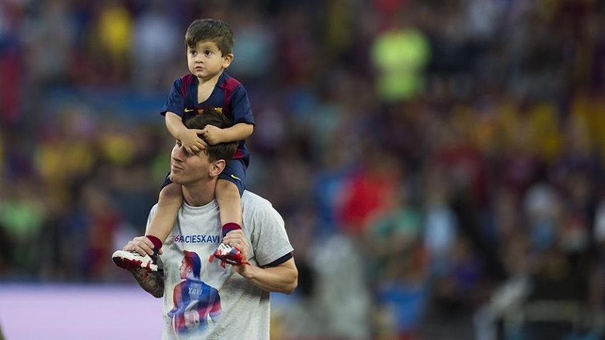 Leo Messi con su hijo Thiago durante la celebracion del titulo de liga