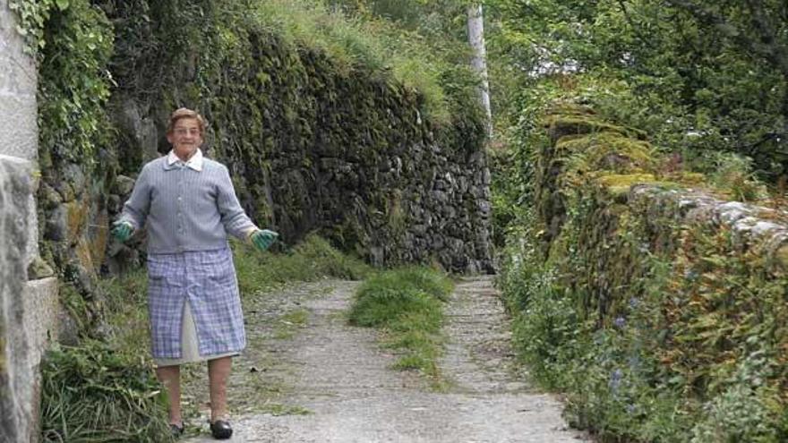 Una vecina de la zona a la entrada del camino.