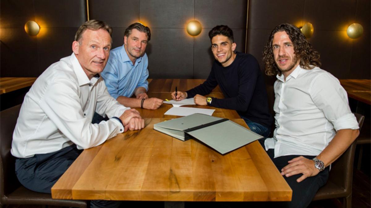 Bartra estuvo acompañado de Carles Puyol en la firma de su contrato con el Borussia