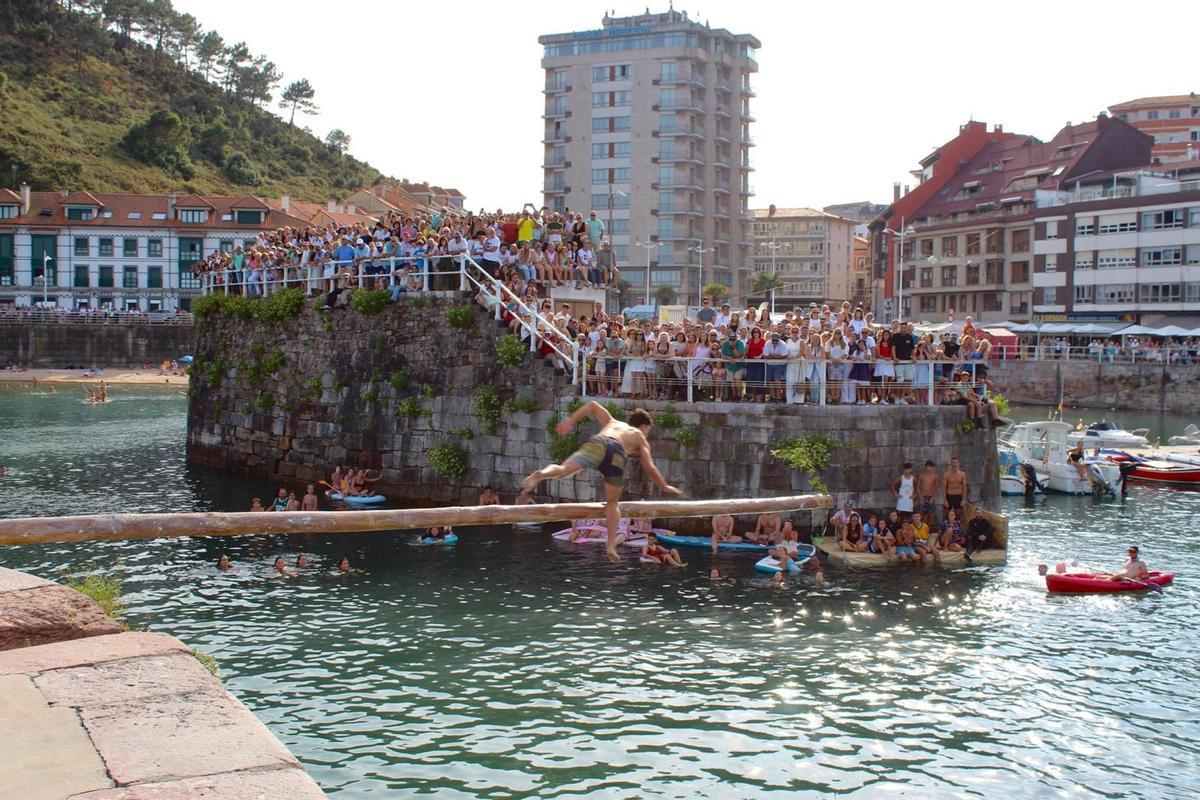 Cucaña y las coses que floten, en Candás Cucaña y las coses que floten, en Candás
