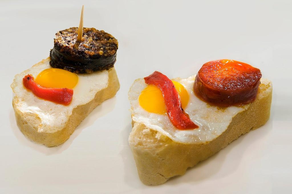 Casa Pancho - Cojonudo y cojonuda: este es su personal y exitoso pincho de huevos fritos con morcilla o con chorizo. La cojonuda es una tosta de pan con morcilla frita y huevo de codorniz frito y el cojonudo, en vez de morcilla, lleva chorizo y pimiento picante.