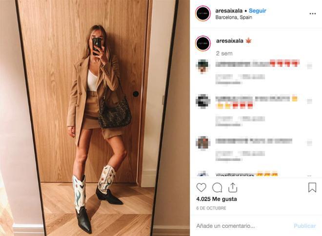 La 'influencer' Ares Aixala con botas 'cowboy' de flores de Mango, bolso de Fendi y traje corto camel