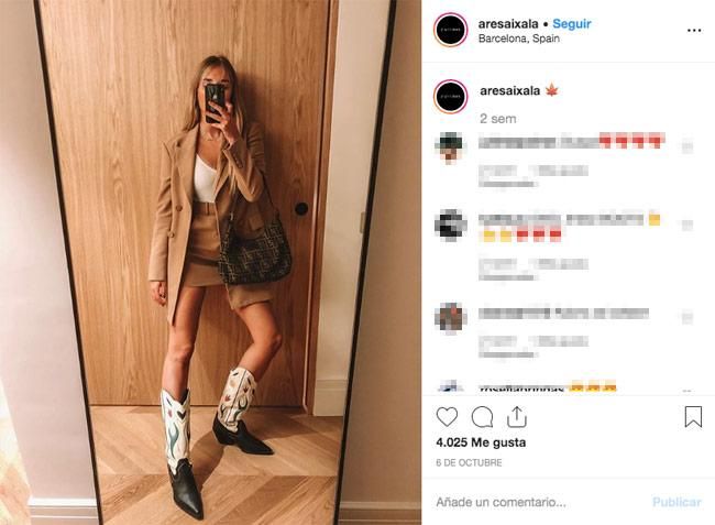 La 'influencer' Ares Aixala con botas 'cowboy' de flores de Mango, bolso de Fendi y traje corto camel