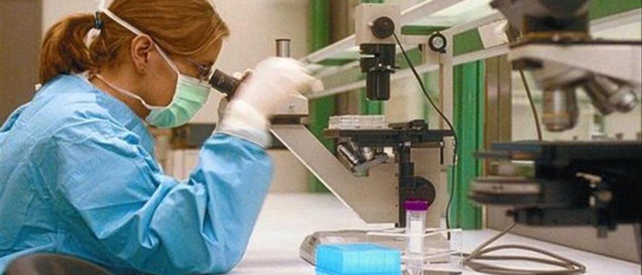 Una investigadora en el laboratorio contra el sida IrsiCaixa, de Badalona.