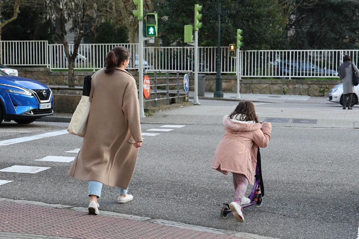DEMOGRAFIA. POBLACION. NIÑOS. FAMILIA DE ESPALDAS. UNA MUJER CON SU HIJO EN PATINETE Y TIRANDO EL CARRITO DE BEBE. HIJOS. FOTO DE RECURSO. NATALIDAD