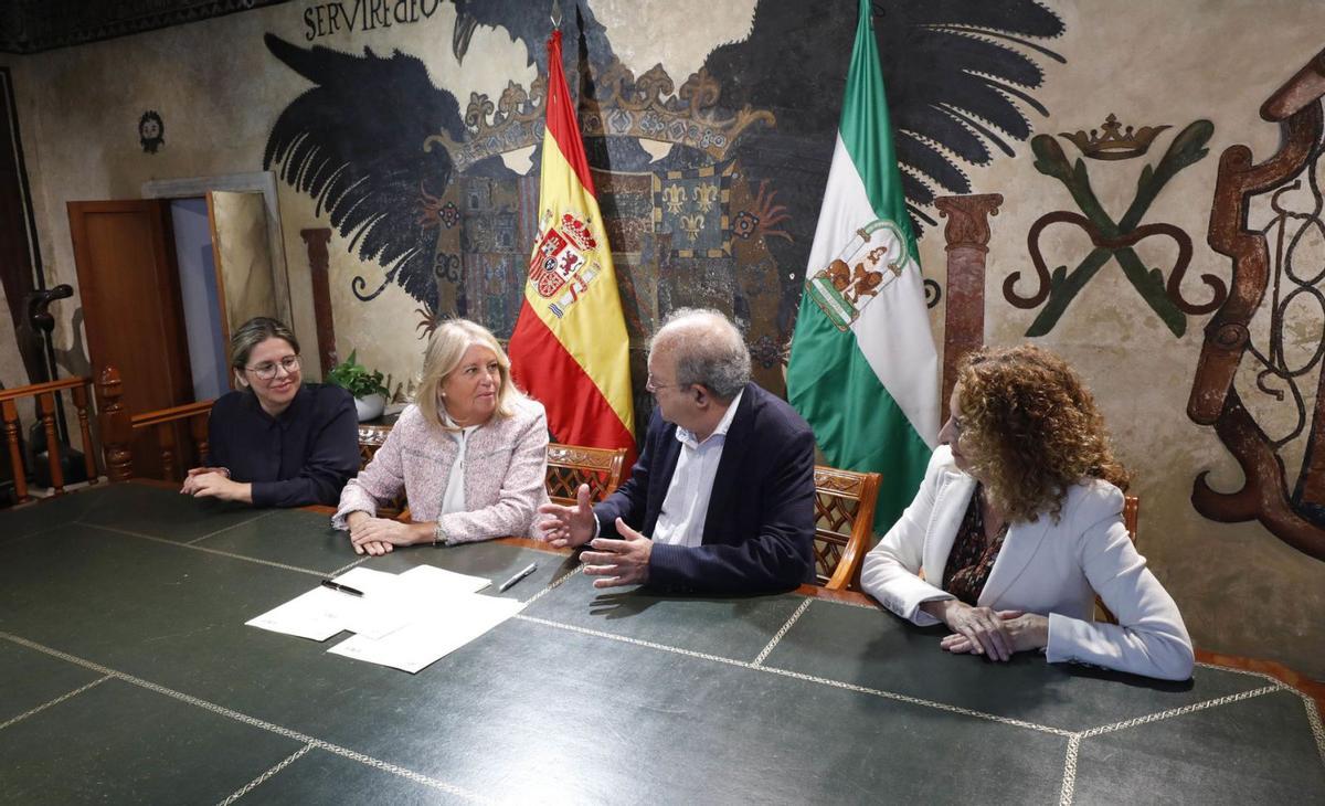 La firma de los convenios entre el Ayuntamiento y las dos entidades benéficas de Marbella. | L.O.