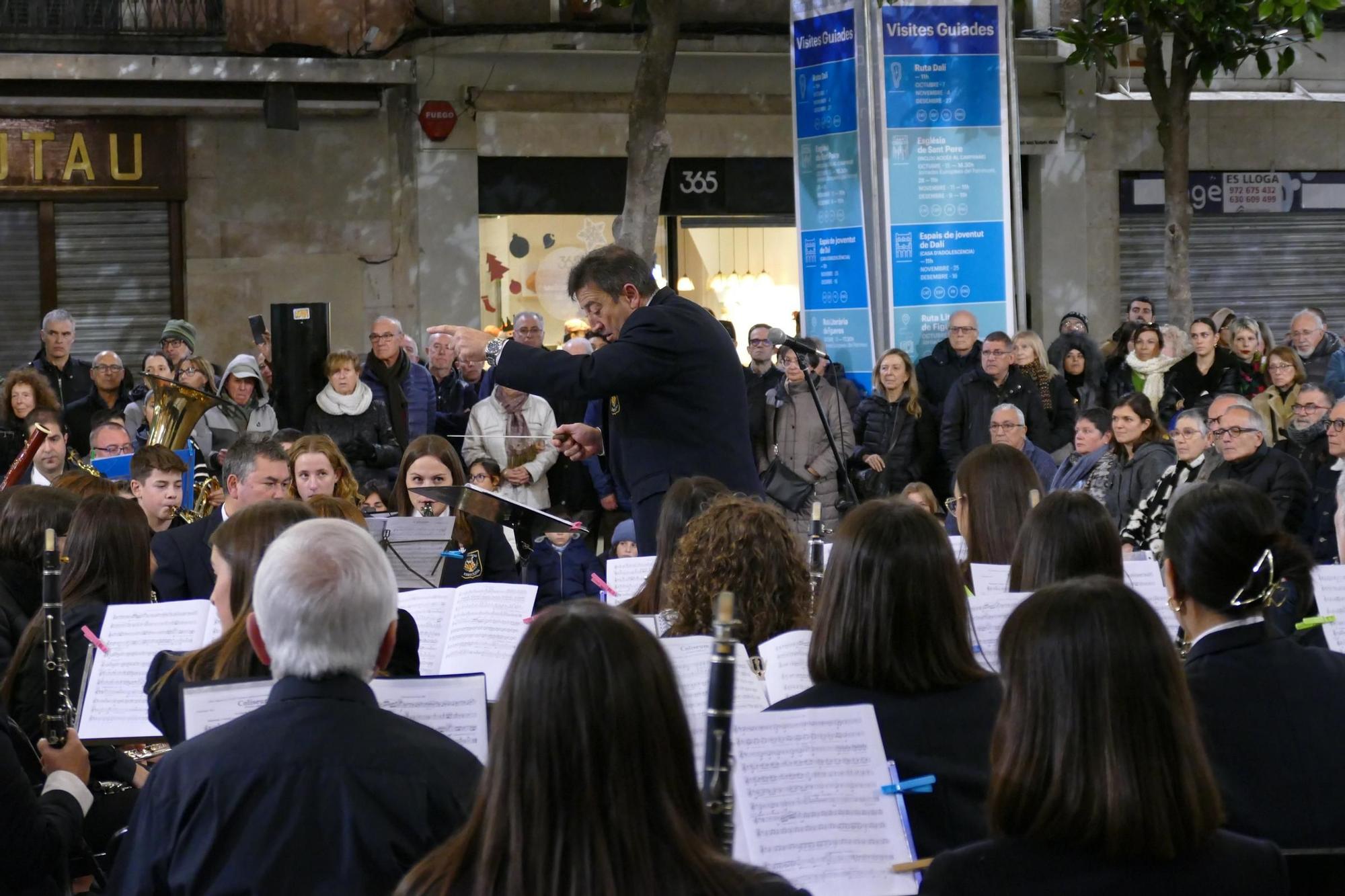 Una setantena de músics omplen la plaça de l'Ajuntament de Figueres