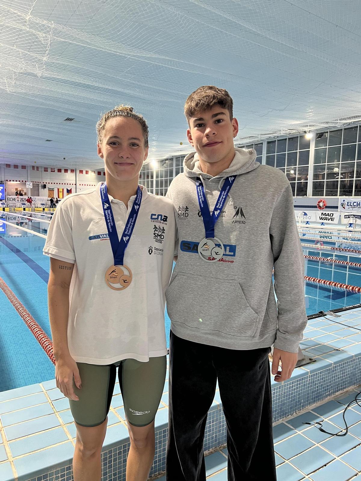 Paula Otero y Mateo garcía, con sus medallas en el Campeonato de España.
