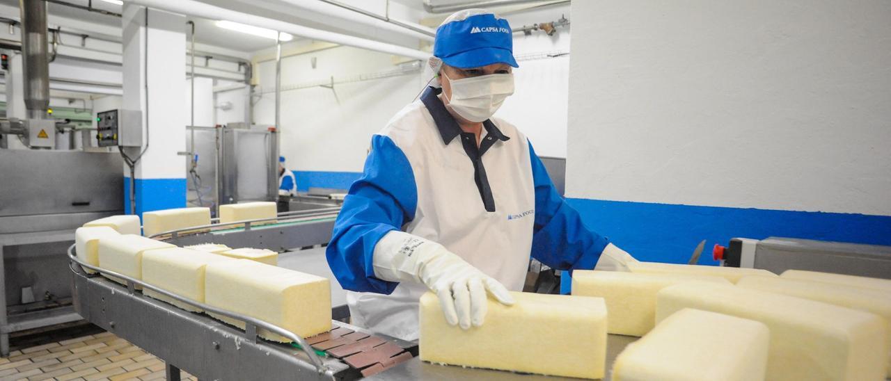 Una trabajadora de la fábrica de Larsa en Vilagarcía