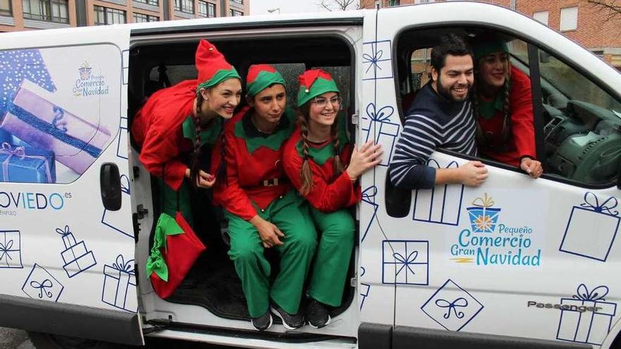 Rosón y los duendes de los planes de empleo, ayer, en la furgoneta, durante la presentación.