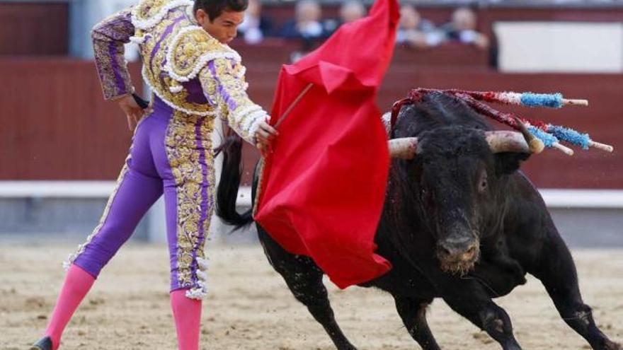 El diestro José Mari Manzanares, en un pase a su primero de la tarde.