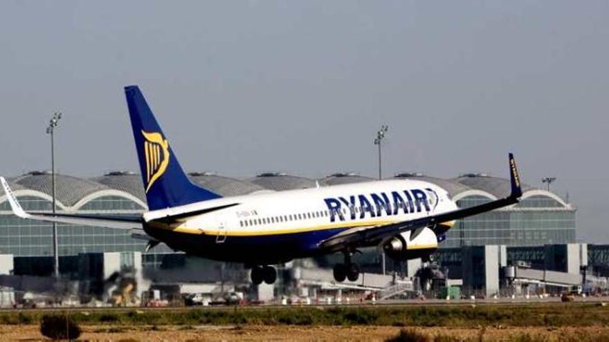 Un avión de Ryanair aterriza frente a la nueva terminal de El Altet.