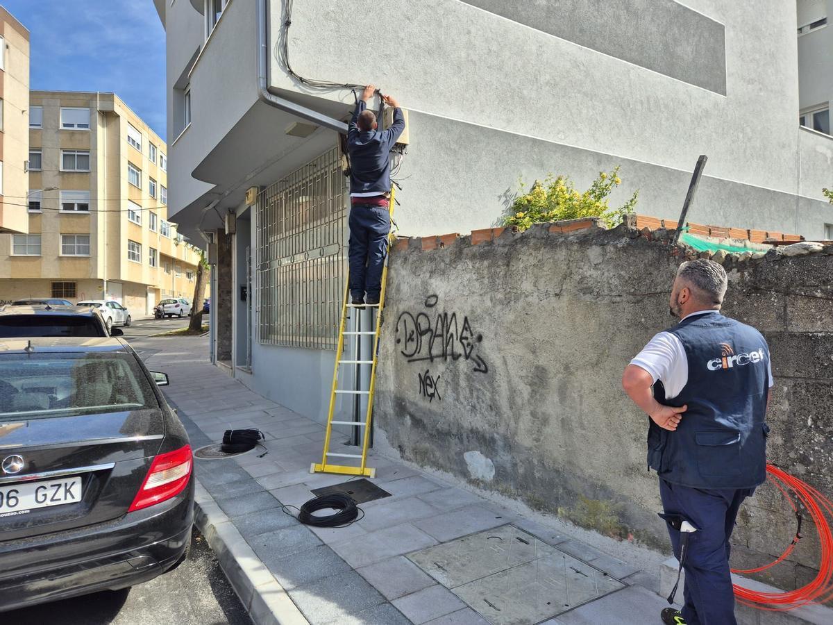 Operarios cortan la línea de telefonía en la rúa Álamos, en Perillo, dejando sin servicio a los vecinos de la rúa Sauces.