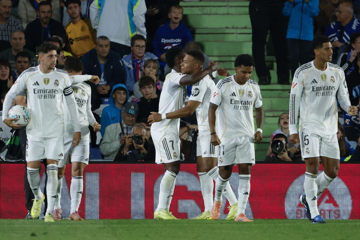 Los jugadores del Real Madrid celebran el gol del equipo en el partido contra el Getafe