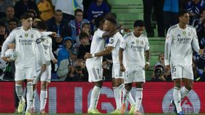 Los jugadores del Real Madrid celebran el gol del equipo en el partido contra el Getafe